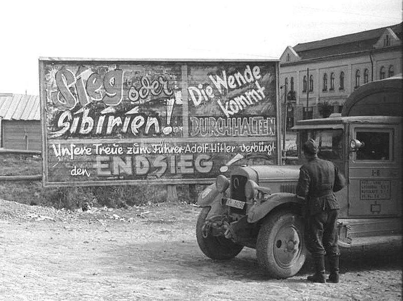 Plakatwand mit Durchhalteparolen in  Siebenbürgen, 1944 (Bundesarchiv: Bild 101I-244-2316-34A)