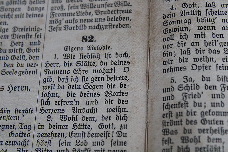 Gesangbuch auf dem Lesepult der evangelischen Kirche in Tobsdorf.