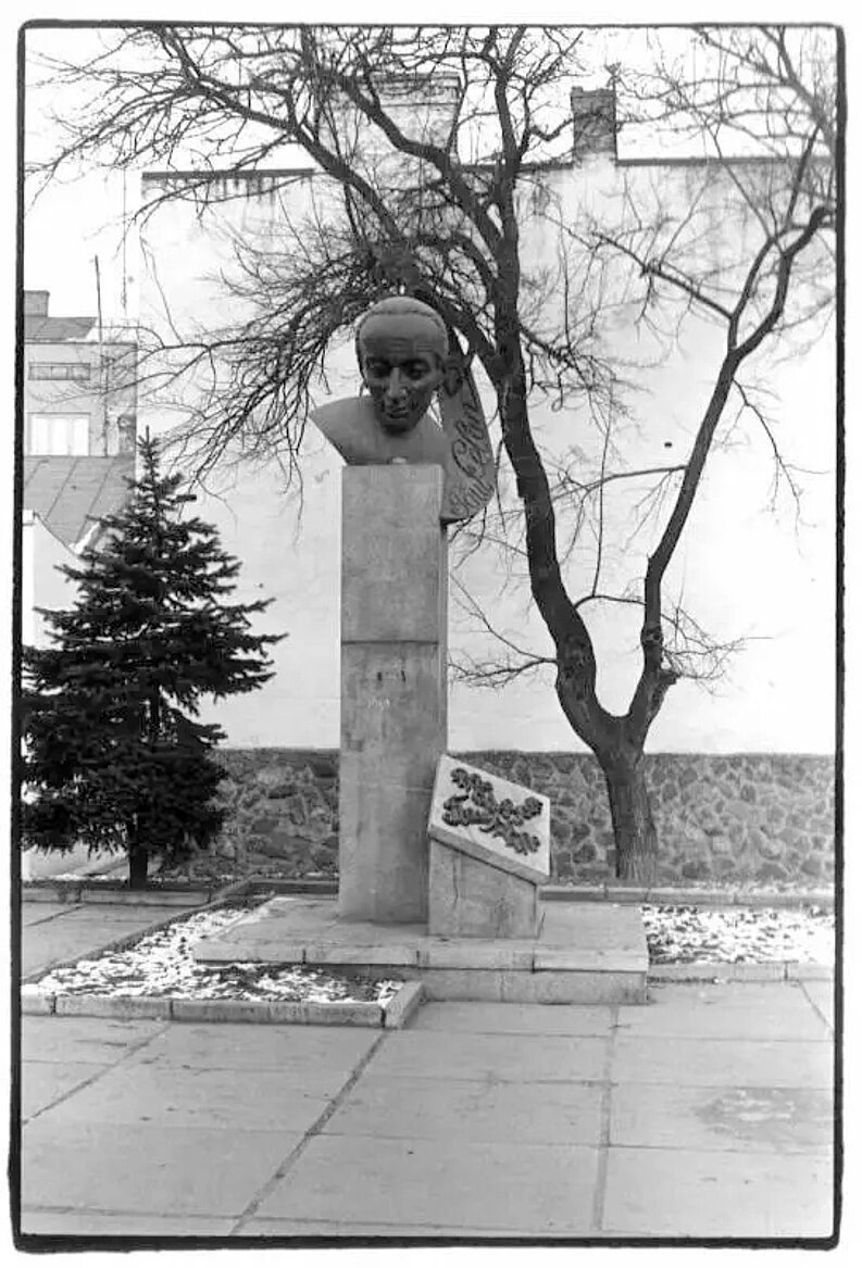Paul Celan Denkmal in Czernowitz, Wikipedia