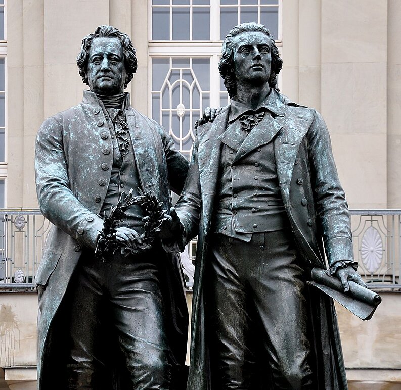 Das Goethe- und Schiller-Denkmal vor dem Nationaltheater in Weimar